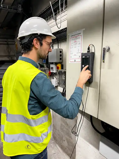 Ingénieur Exit Énergie installant un enregistreur de puissance PEL 103 sur une armoire électrique lors d'un audit énergétique industriel